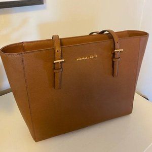 Michael Kors Leather Jet Set Medium Top-Zip Tote